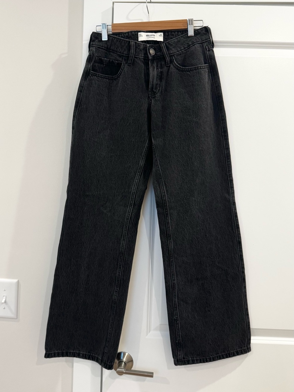 HOLLISTER • Low Rise Baggy Jeans in Faded Black